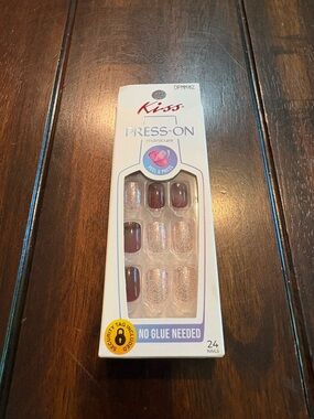 Kiss Press-On Nails in Deep Red and Glitter - 24 Pack (Short length)
